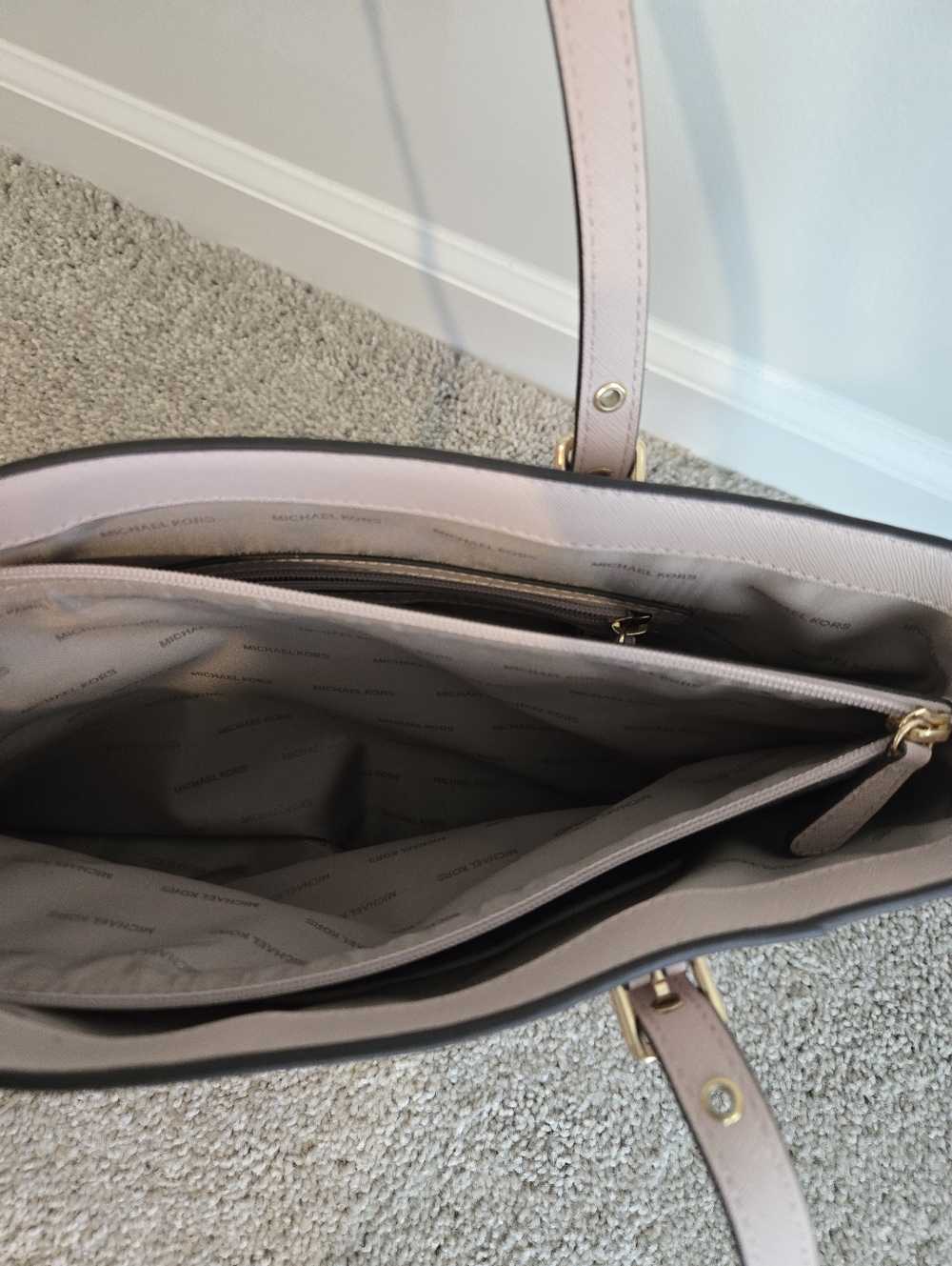 Michael Kors Voyager saffiano Bag - Picture 9 of 12
